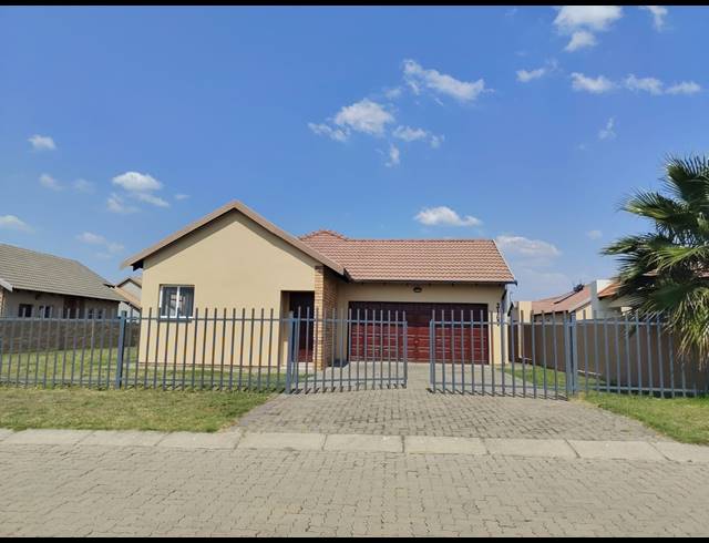 3 BEDROOM TOWNHOUSE FOR SALE IN WATERKLOOF AH